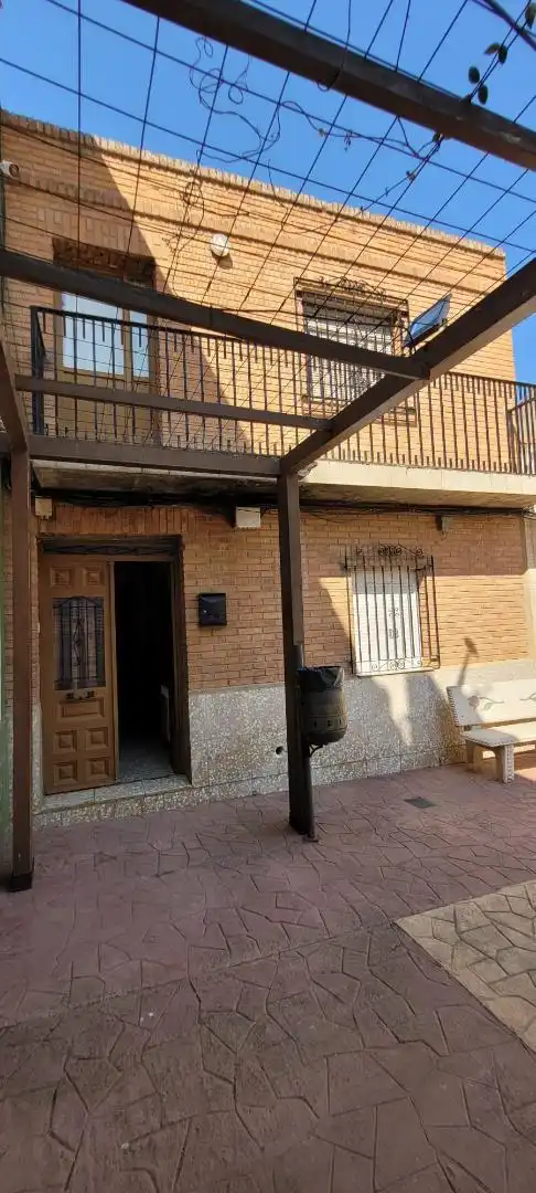 Casa adosada en venda a Plaza de la Constitucion, 2, Los Pozuelos de Calatrava Vista exterior de Casa adosada en venda en Los Pozuelos de Calatrava amb Calefacció, Jardí privat i Traster