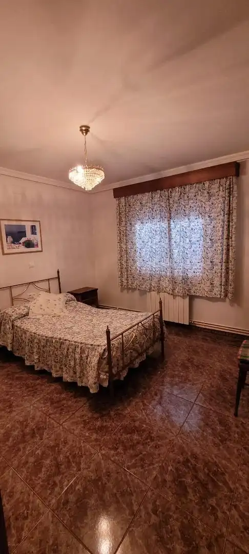 Casa adosada en venda a Plaza de la Constitucion, 2, Los Pozuelos de Calatrava Dormitori de Casa adosada en venda en Los Pozuelos de Calatrava amb Calefacció, Jardí privat i Traster