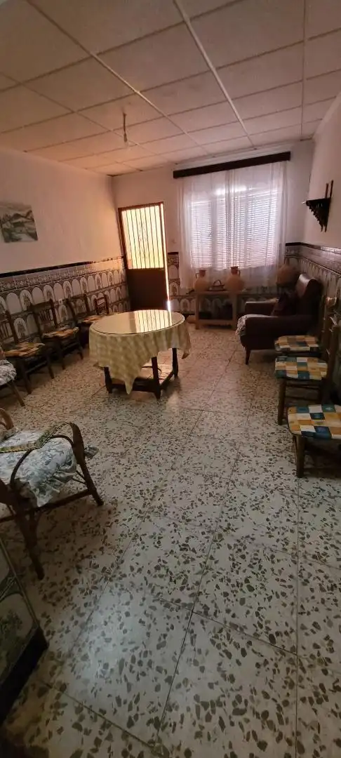 Casa adosada en venda a Plaza de la Constitucion, 2, Los Pozuelos de Calatrava Sala d'estar de Casa adosada en venda en Los Pozuelos de Calatrava amb Calefacció, Jardí privat i Traster