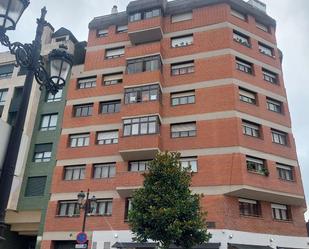 Vista exterior de Pis en venda en Oviedo  amb Terrassa i Balcó