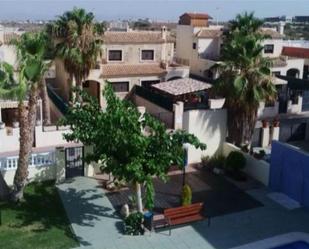 Vista exterior de Casa o xalet en venda en Torrevieja amb Aire condicionat, Terrassa i Piscina