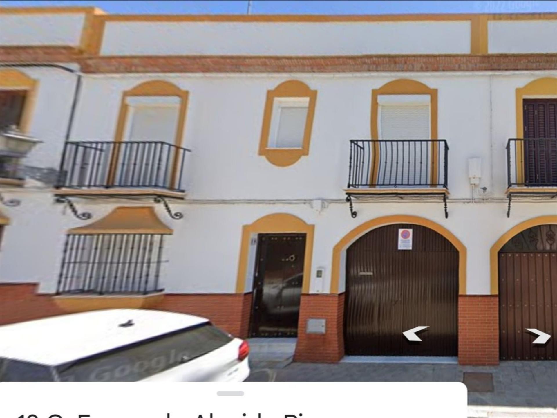 Vista exterior de Casa adosada en venda en Marchena amb Aire condicionat, Terrassa i Moblat