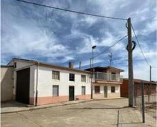 Vista exterior de Casa o xalet en venda en Matadeón de los Oteros amb Terrassa