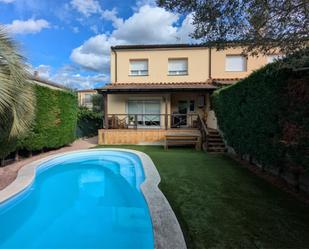 Piscina de Casa adosada en venda en Campllong amb Aire condicionat, Calefacció i Jardí privat