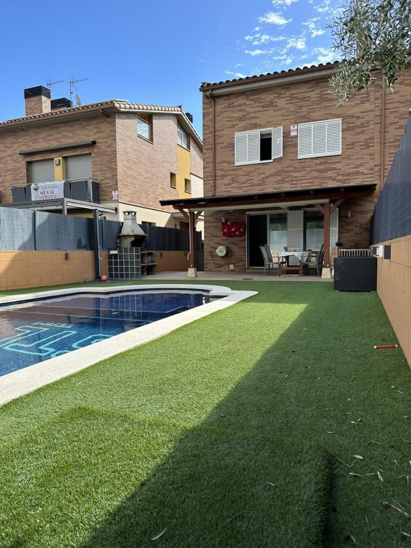 Swimming pool of House or chalet for sale in Montmeló  with Air Conditioner, Terrace and Swimming Pool