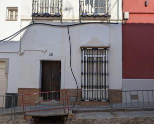 Vista exterior de Casa adosada en venda en Utrera amb Terrassa