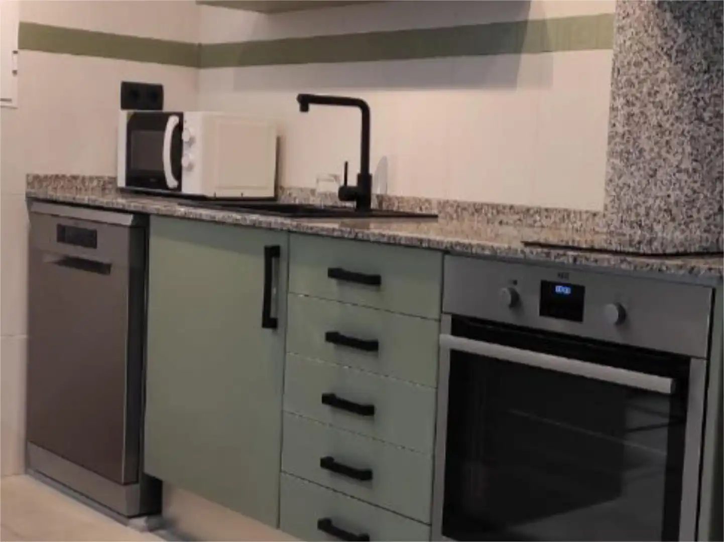 Piso de alquiler en Carrer de l'Illa de Xipre, 9, Oliva Playa Cocina de Piso de alquiler en Oliva con Aire acondicionado, Calefacción y Jardín privado