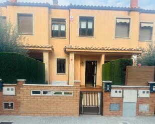 Vista exterior de Casa adosada en venda en Mont-roig del Camp amb Aire condicionat, Terrassa i Piscina