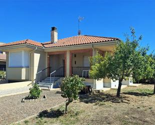 Vista exterior de Casa o xalet en venda en San Cristóbal de la Cuesta amb Calefacció, Jardí privat i Terrassa