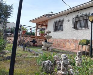 Vista exterior de Casa o xalet en venda en Pedrezuela amb Aire condicionat, Jardí privat i Terrassa