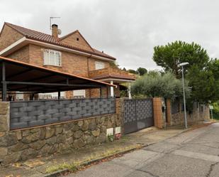 Vista exterior de Casa o xalet en venda en Paracuellos de Jarama amb Aire condicionat, Terrassa i Balcó