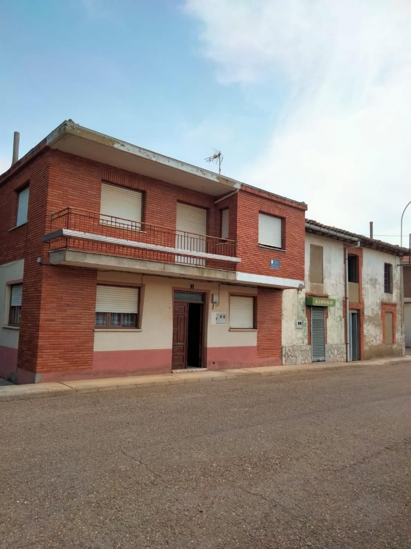 Exterior view of Flat for sale in Urdiales del Páramo  with Heating, Parquet flooring and Storage room