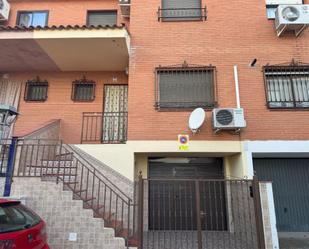 Vista exterior de Casa o xalet en venda en Yepes amb Aire condicionat i Balcó