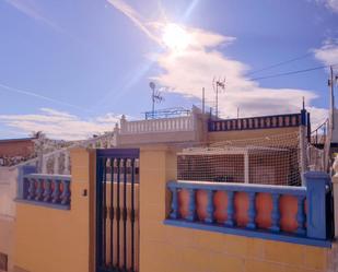 Vista exterior de Casa adosada en venda en Torrevieja amb Aire condicionat, Terrassa i Balcó