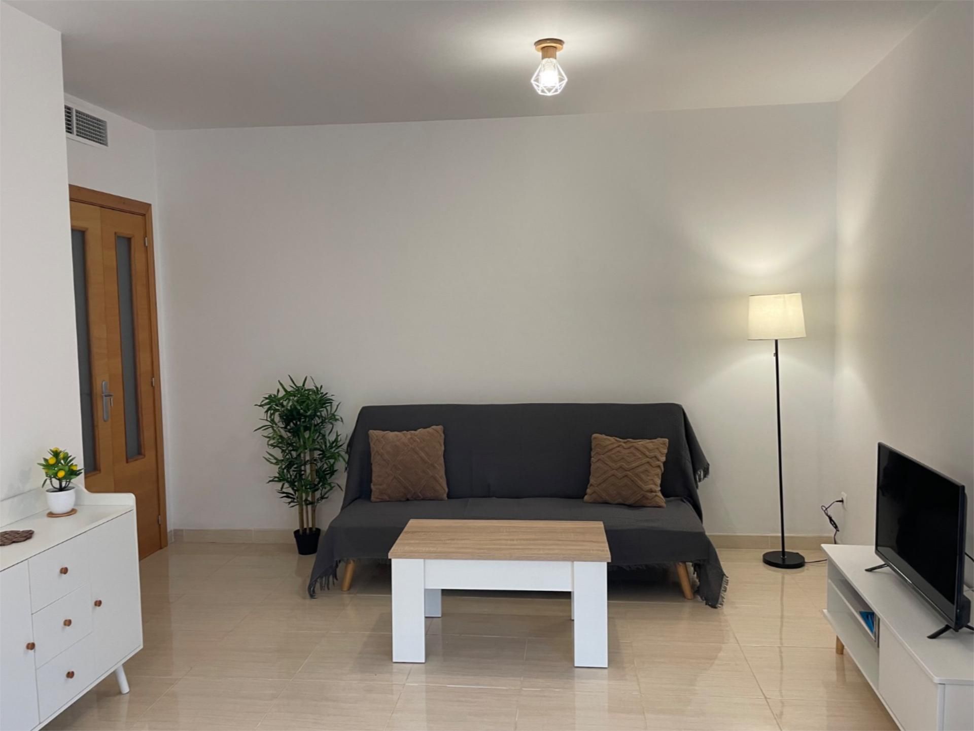 Sala d'estar de Pis de lloguer en Riba-roja d'Ebre amb Moblat, Forn i Balcó