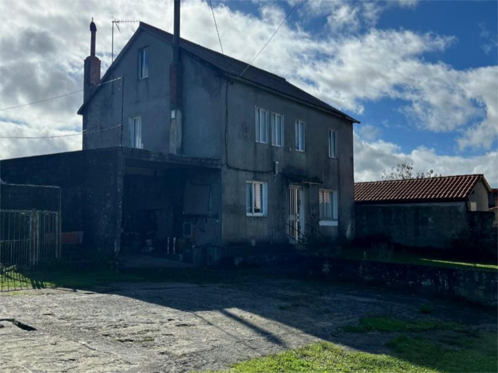 Vista exterior de Casa o xalet en venda en Carballo amb Jardí privat, Terrassa i Moblat