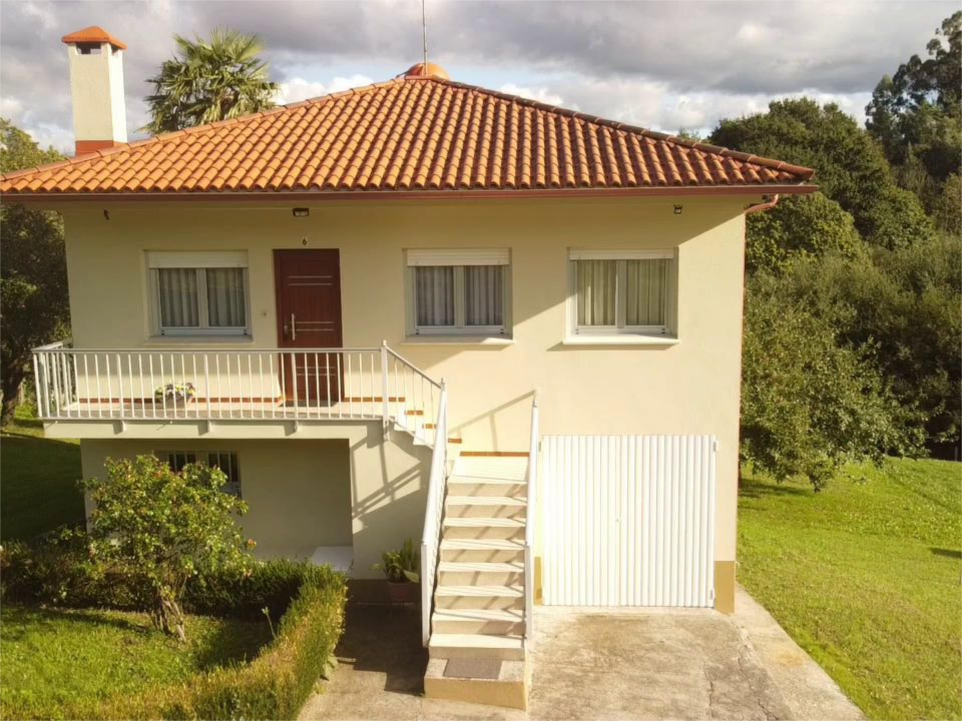Vista exterior de Casa o xalet en venda en Irixoa amb Terrassa