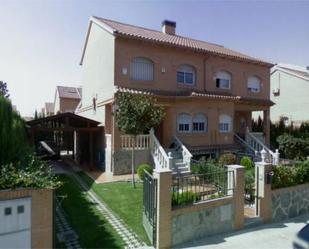 Vista exterior de Casa o xalet en venda en Aranjuez amb Aire condicionat, Terrassa i Piscina