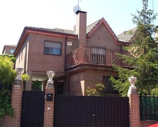 Vista exterior de Casa o xalet en venda en Arganda del Rey amb Terrassa i Piscina