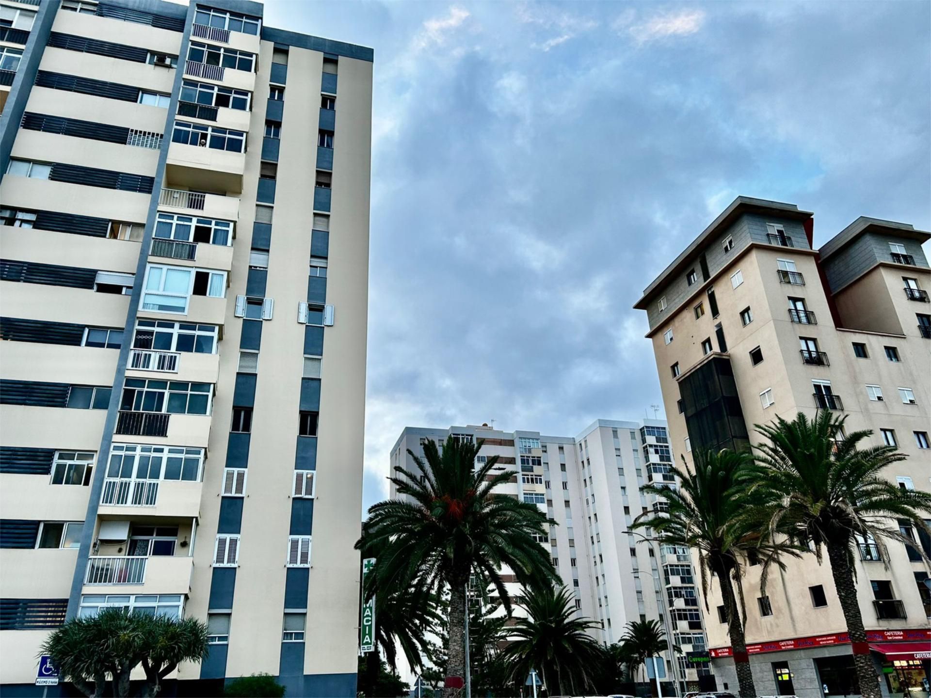 Vista exterior de Pis en venda en Las Palmas de Gran Canaria amb Parquet, Terrassa i Balcó