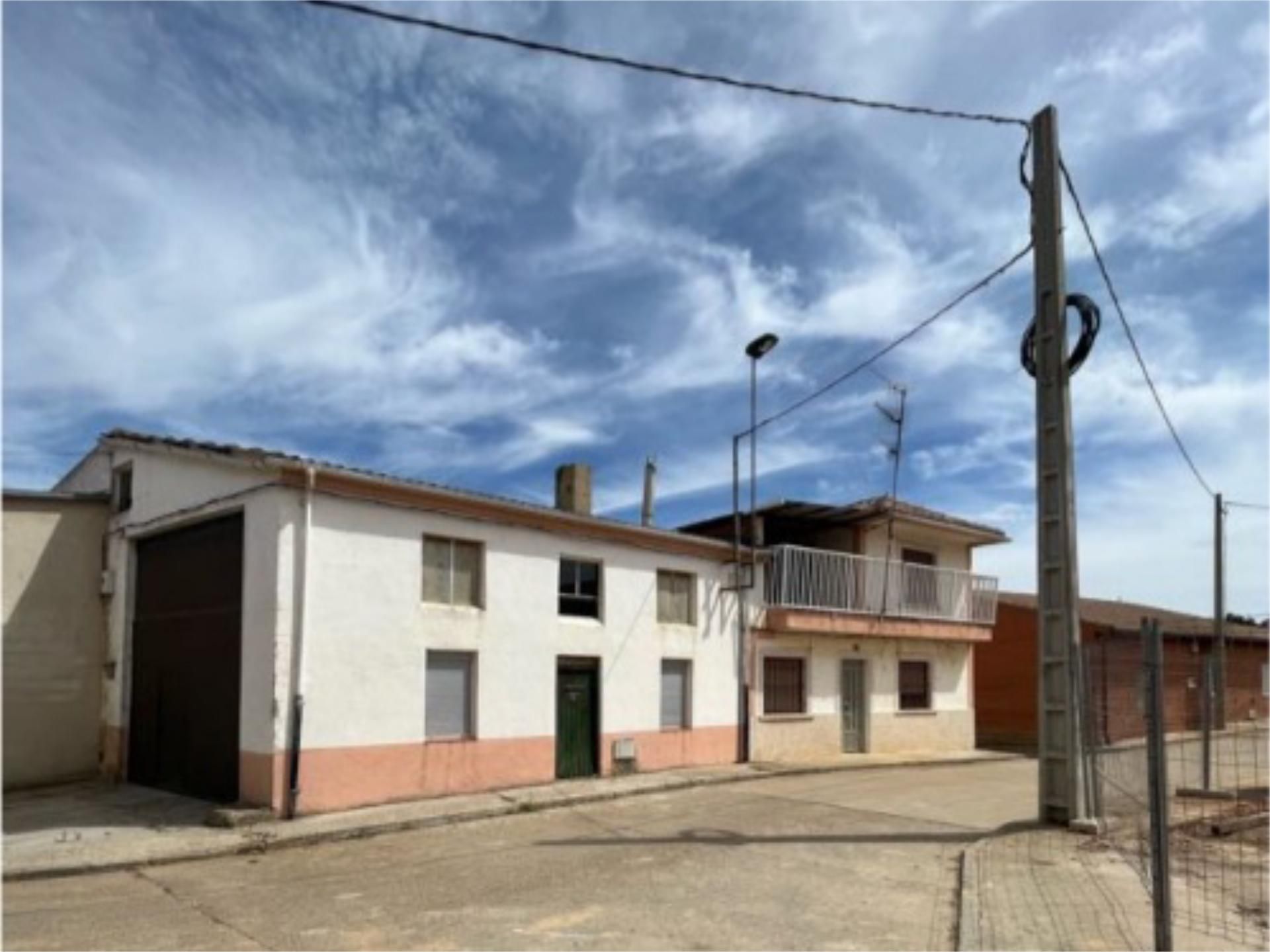 Exterior view of Single-family semi-detached for sale in Matadeón de los Oteros