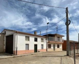 Exterior view of Single-family semi-detached for sale in Matadeón de los Oteros