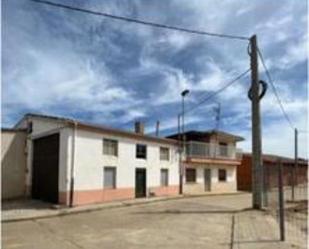 Vista exterior de Casa o xalet en venda en Matadeón de los Oteros amb Terrassa