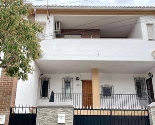 Vista exterior de Casa adosada en venda en Churriana de la Vega amb Aire condicionat, Terrassa i Balcó