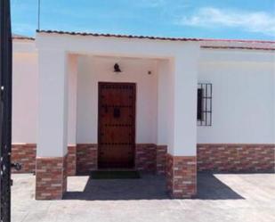 Vista exterior de Casa o xalet de lloguer en Utrera amb Terrassa i Piscina