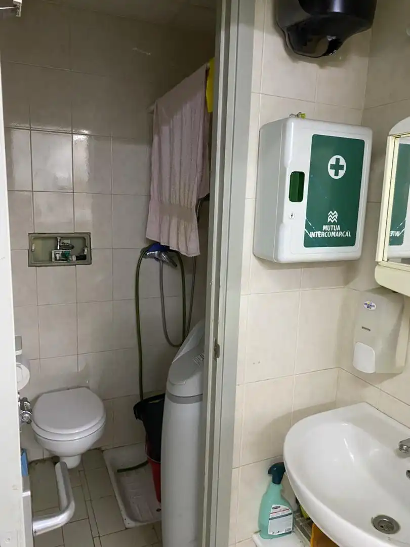 Badezimmer von Geschaftsraum zum Verkauf in Flaçà mit Möbliert