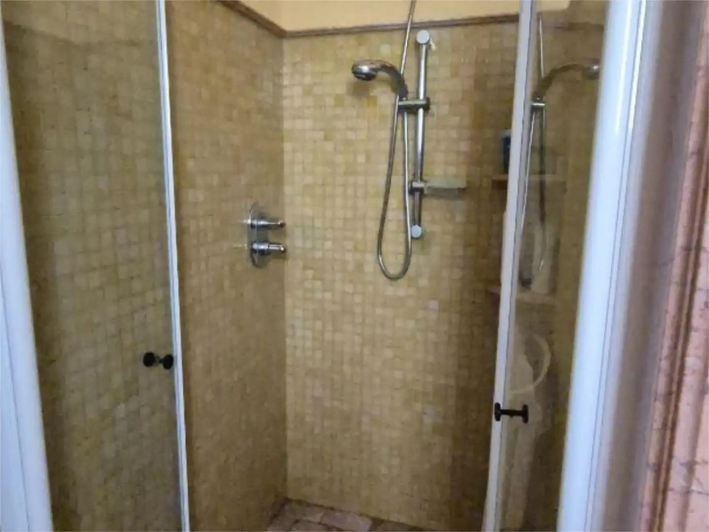 Houses for sale in Vía Pa Industria 2, 8, Cocentaina Bathroom of Houses for sale in Cocentaina with Air Conditioner, Terrace and Swimming Pool