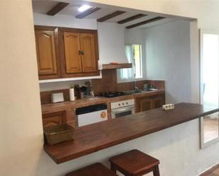 Cuina de Apartament de lloguer en Marbella amb Piscina