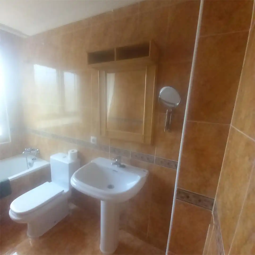 Badezimmer von Wohnung zur Miete in Ávila mit Heizung, Privatgarten und Parkett