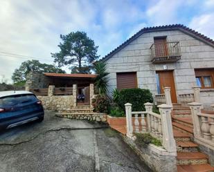 Vista exterior de Casa o xalet en venda en Vilanova de Arousa amb Calefacció, Jardí privat i Parquet