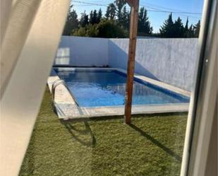 Piscina de Casa adosada de lloguer en Chiclana de la Frontera amb Piscina