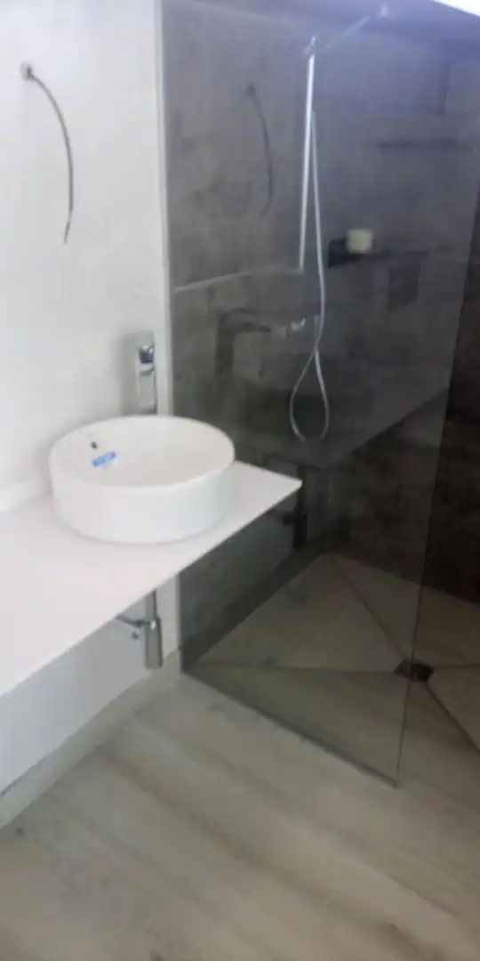 Erdgeschoss zum Verkauf in Calle Bolívar, 43, Salamanca Capital Badezimmer von Erdgeschoss zum Verkauf in Salamanca Capital mit Klimaanlage