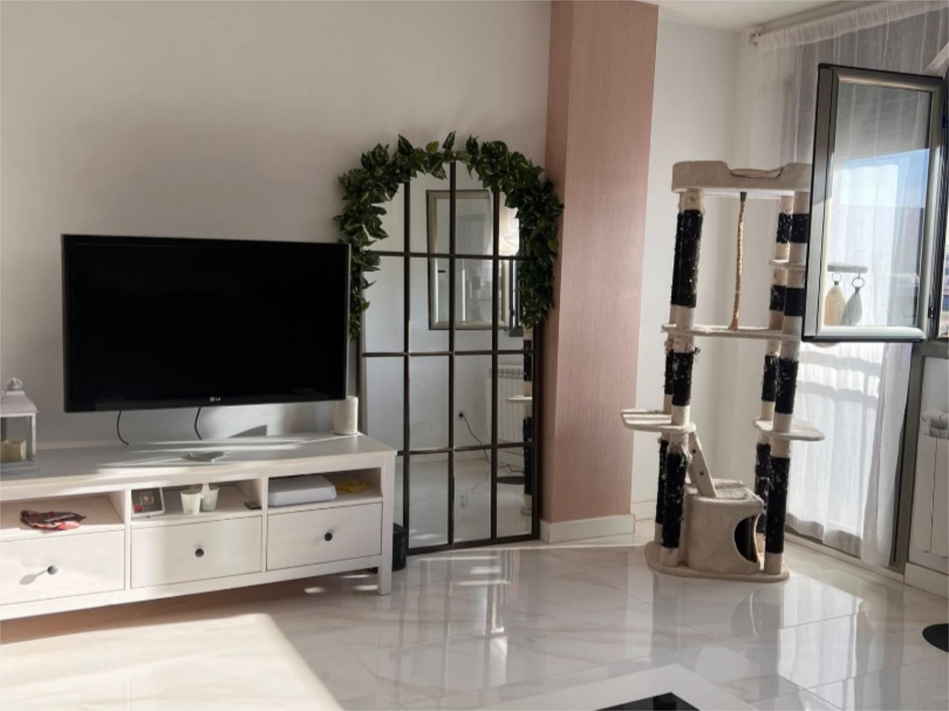 Living room of Flat for sale in Rosselló  with Air Conditioner and Balcony