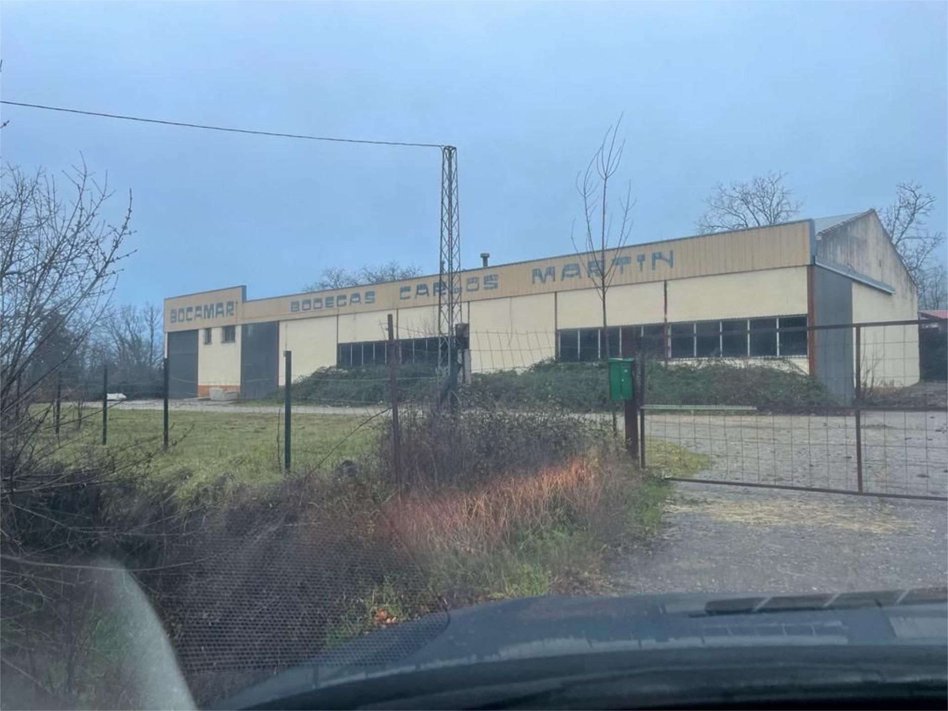Außenansicht von Fabrikhallen zum verkauf in Vallejera de Riofrío