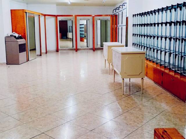 Local comercial en Alquiler en Calle del Coso, 140 en La Magdalena