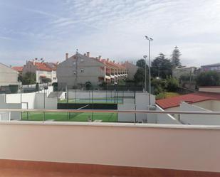 Vista exterior de Àtic de lloguer en Vigo  amb Terrassa, Piscina i Balcó