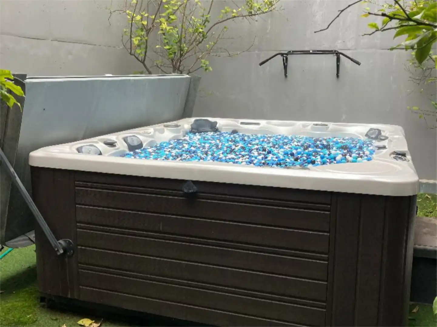 Houses for sale in Calle Sariñena, 1, Santiago Swimming pool of Houses for sale in Huesca Capital with Air Conditioner, Terrace and Swimming Pool