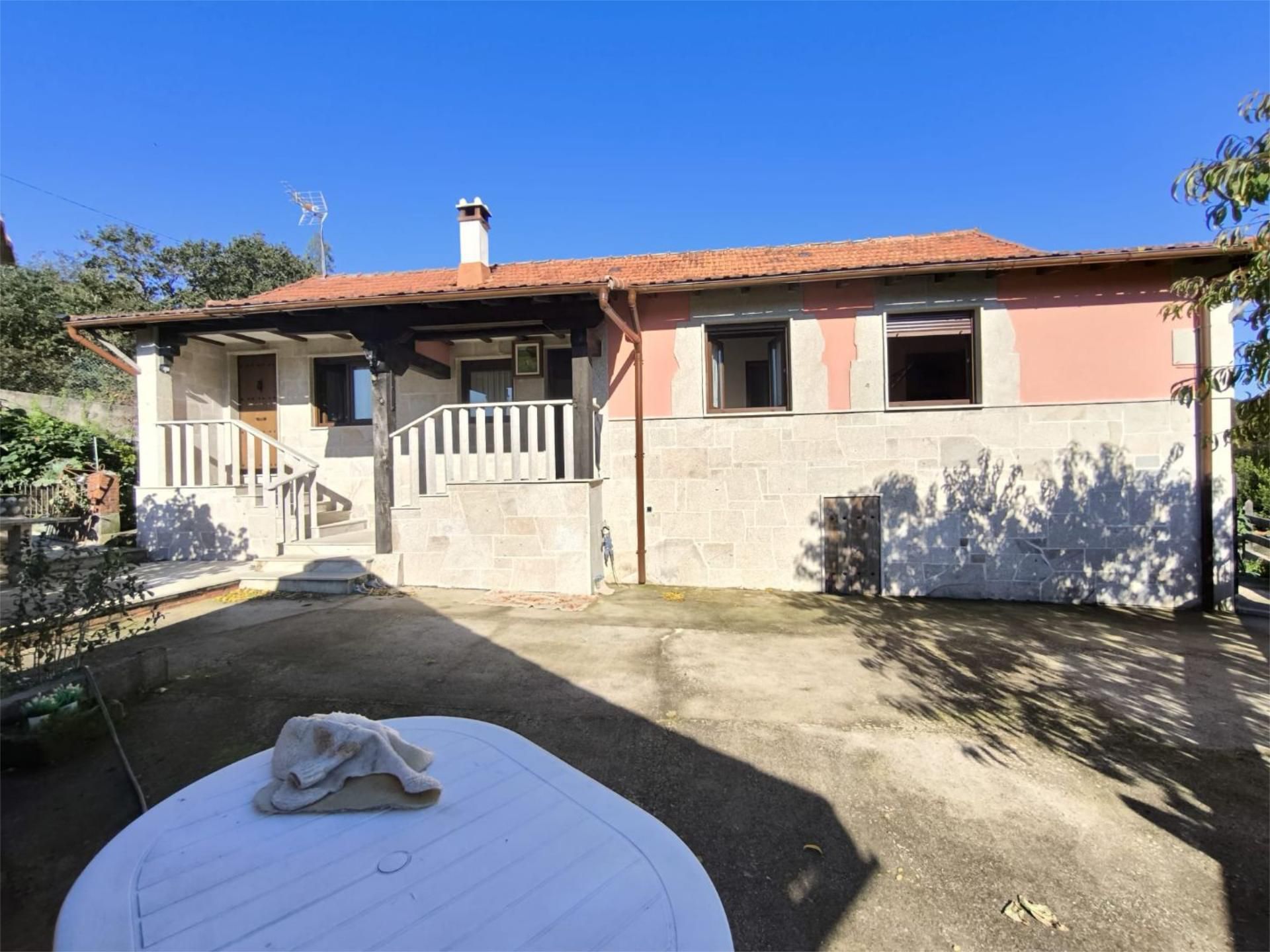 Exterior view of House or chalet for sale in A Lama    with Private garden, Terrace and Storage room
