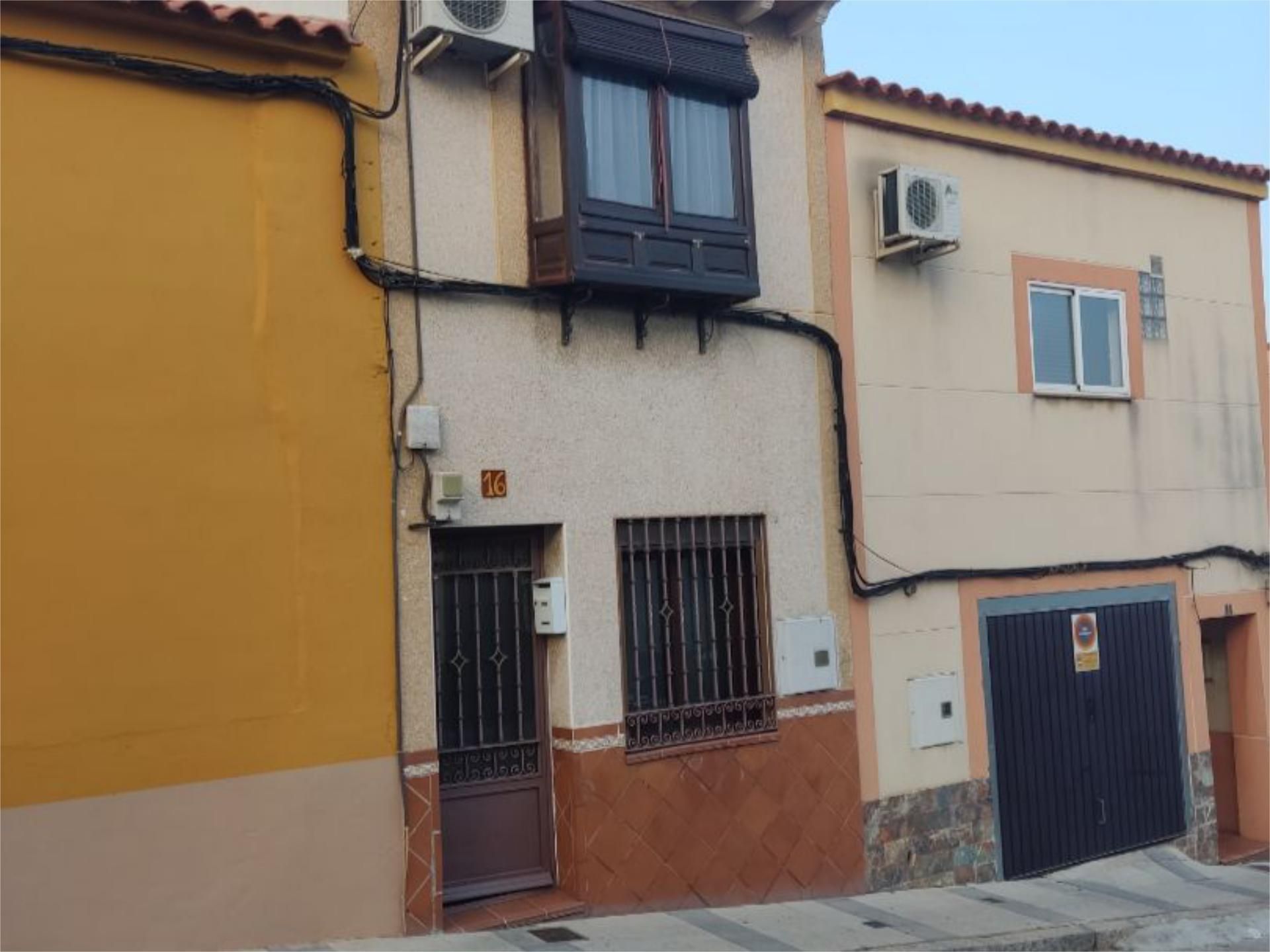 Vista exterior de Casa o xalet en venda en Puertollano amb Aire condicionat i Balcó