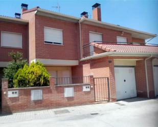 Vista exterior de Casa adosada en venda en Cabezón de Pisuerga amb Calefacció, Jardí privat i Terrassa