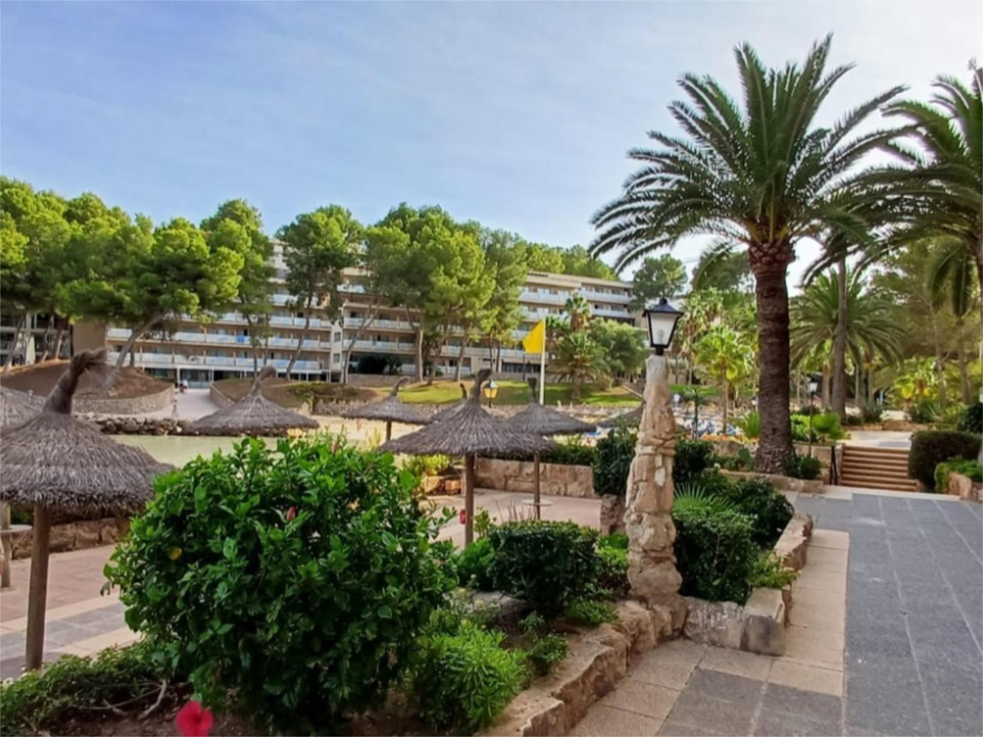 Vista exterior de Pis en venda en Calvià amb Aire condicionat, Calefacció i Jardí privat