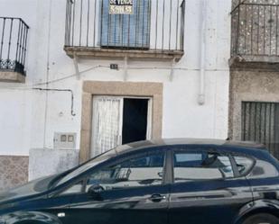 Vista exterior de Casa adosada en venda en Alcuéscar amb Terrassa, Traster i Balcó