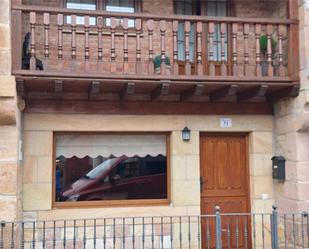 Vista exterior de Casa adosada en venda en Valdáliga amb Calefacció, Parquet i Terrassa