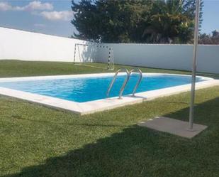 Piscina de Casa adosada en venda en Chiclana de la Frontera amb Calefacció, Jardí privat i Terrassa