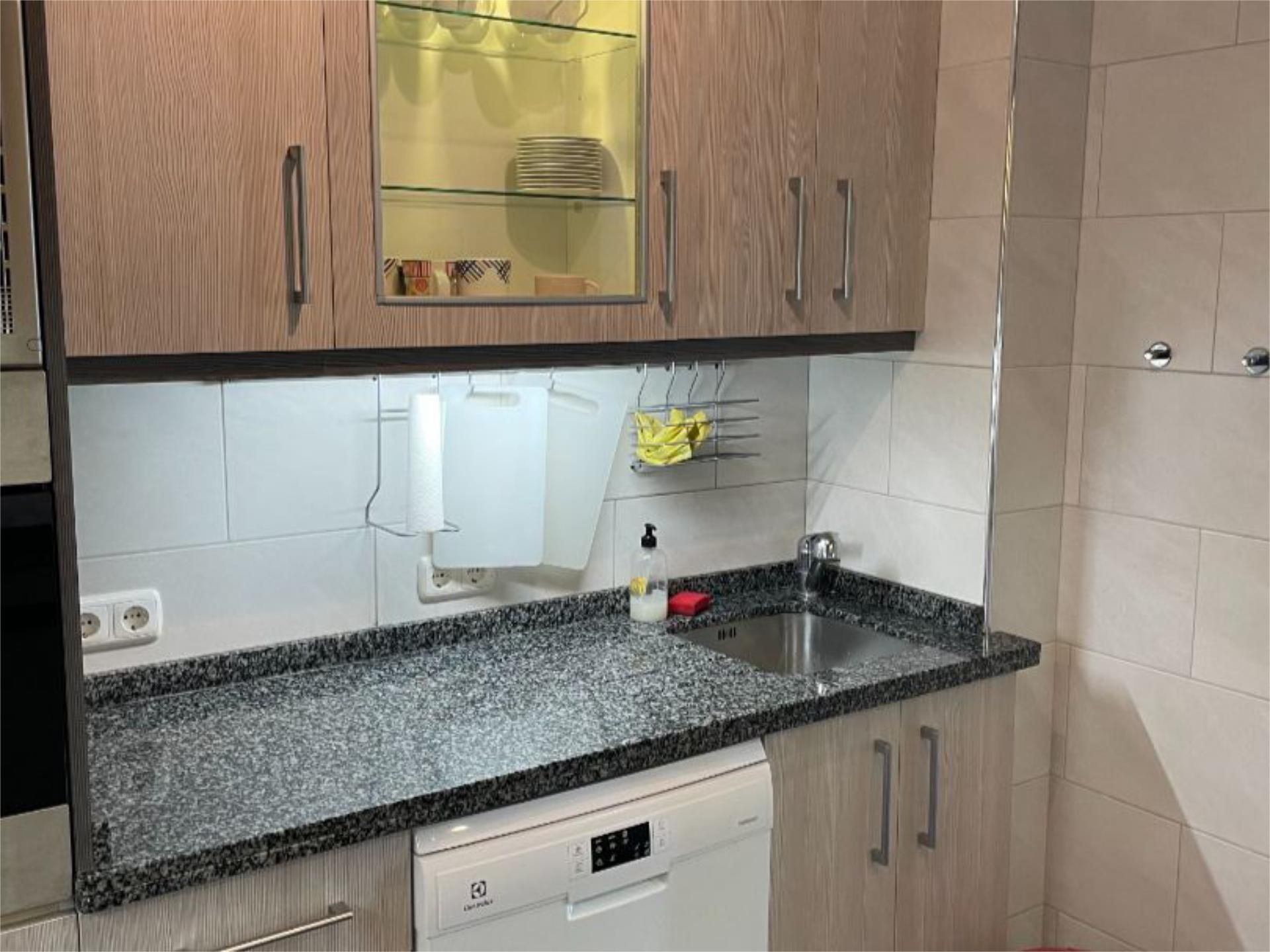 Cuina de Pis de lloguer en Fuengirola amb Aire condicionat, Piscina i Moblat