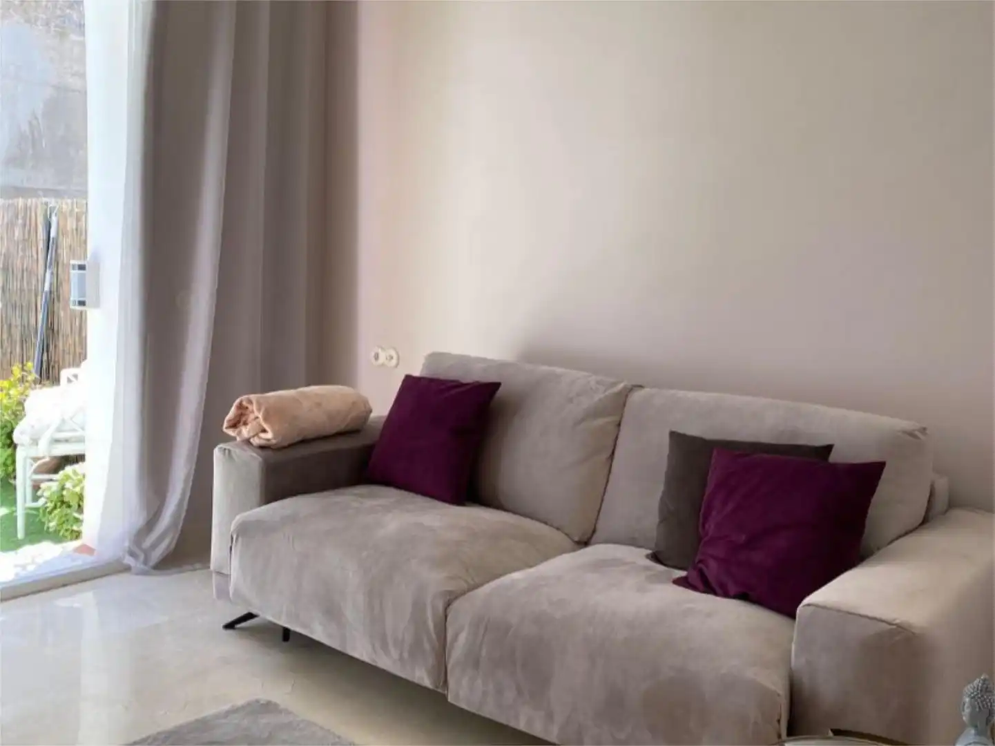 Wohnung zum Verkauf in A-7176, 21, Istán Wohnzimmer von Wohnung zum Verkauf in Istán mit Klimaanlage, Terrasse und Schwimmbad